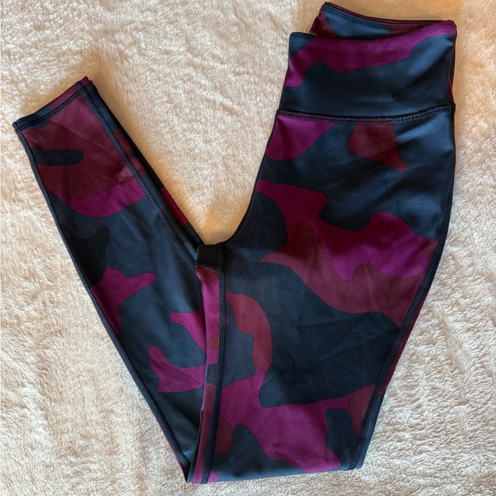 Columbia women’s Camouflage Cropped Leggings - Navy and Purple LIKE NEW